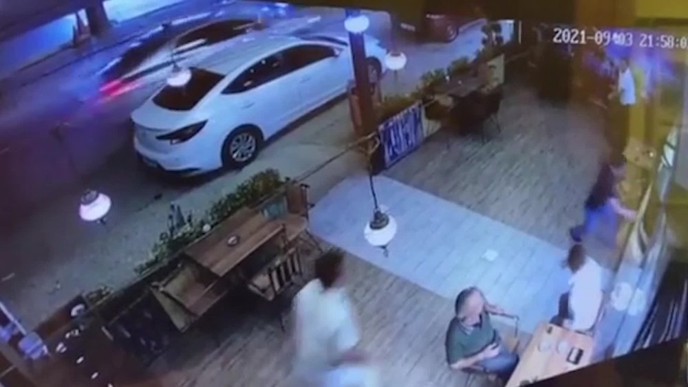 TARTIŞTIĞI KİŞİYE  ATEŞ ETTİ