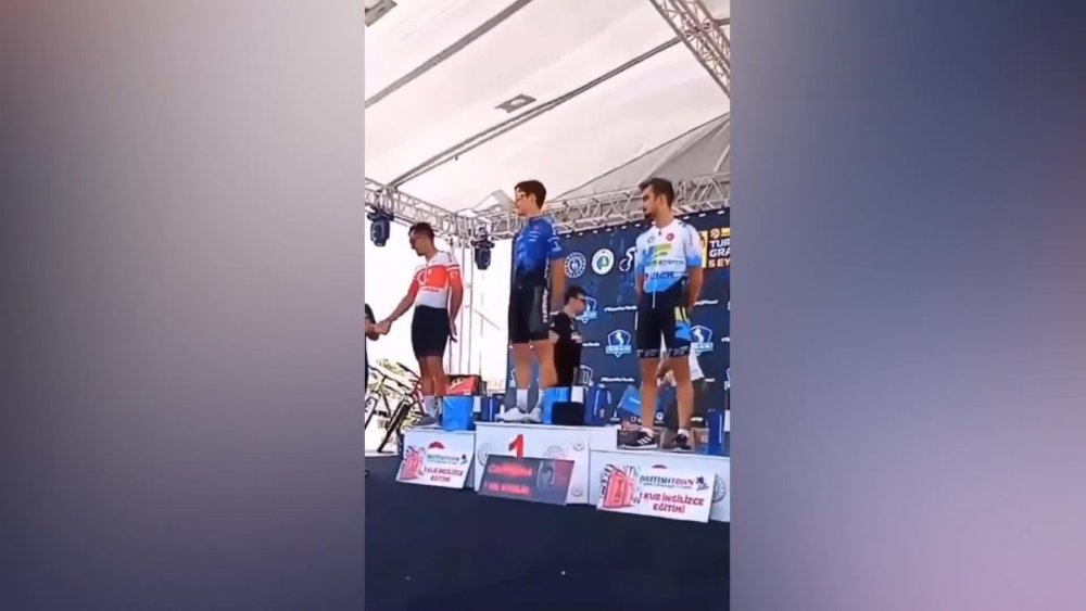 SUNUCUNUN SİGARA MUHABBETİNE MİLLİ BİSİKLETÇİDEN TEPKİ: "İĞRENÇ DAVRANIŞI İÇİN KENDİSİNİ KINIYORUM"