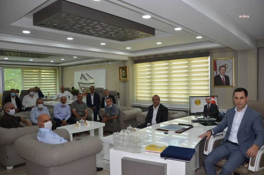 CHP'Lİ TANAL, KAYMAKAMIN ODASINDAKİ DETAYLARA DİKKAT ÇEKEREK PAYLAŞTI: "EŞİT MESEFADE OLMASI GEREKMİYOR MU?"