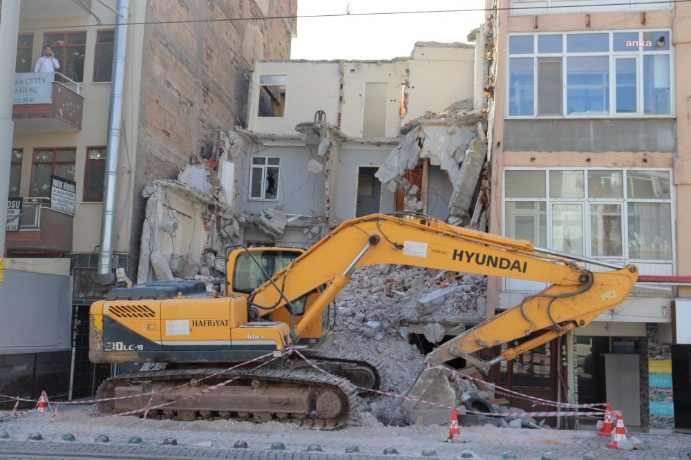 İZMİT'TE VATANDAŞLAR İÇİN TEHLİKE OLUŞTURAN ÖNDER APARTMANI YIKILIYOR