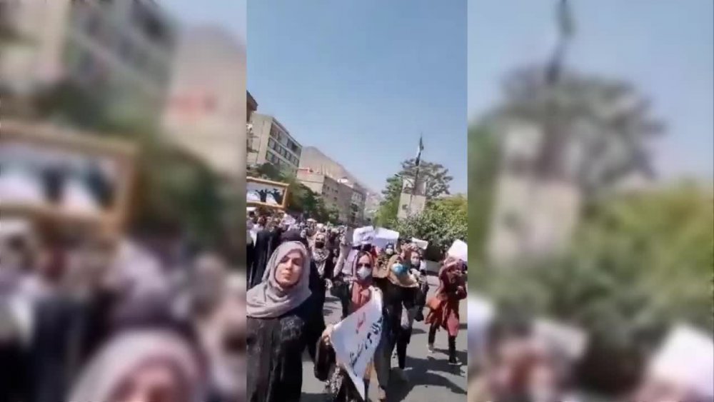 KADIN HAKLARI İÇİN YÜRÜYENLERE İÇİN TALİBAN'DAN  ATEŞ