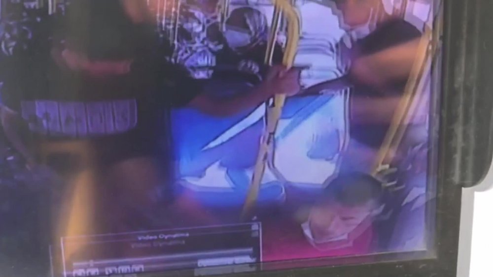 MİNİBÜSTE BULDUĞU CÜZDANI CEBİNE İNDİRİRKEN GÜVENLİK KAMERASINA YAKALANDI