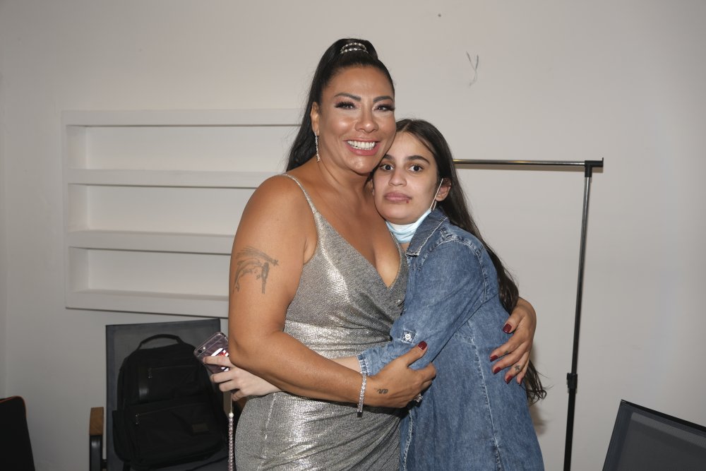 OTİZMLİ VE GÖRME ENGELLİ HAYRANININ SEVGİSİ IŞIN KARACA’YI DUYGULANDIRDI