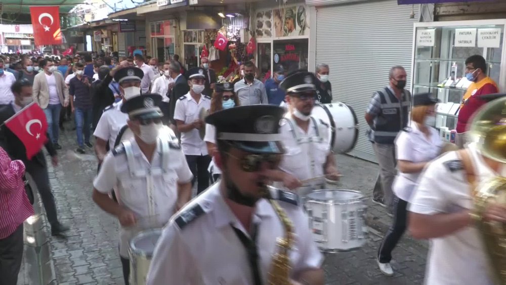 İzmir Büyükşehir Belediye  Başkanı Tunç Soyer, 350 metre uzunluğundaki bayrağı taşıyan İzmirlilerle birlikte,  Cumhuriyet Meydanı'na dek yürüdü.