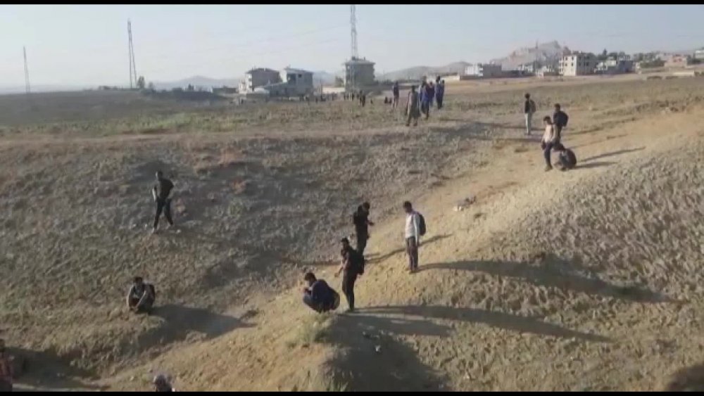 AFGAN GÖÇMENLER, VAN'IN EDREMİT İLÇESİNDE GÖRÜNTÜLENDİ