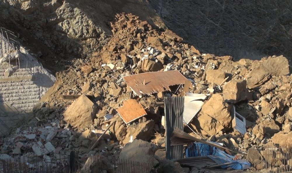 GÜMÜŞHANE’DE MEYDANA GELEN GÖÇÜKTE EVİN BİR KISMI ÇÖKTÜ