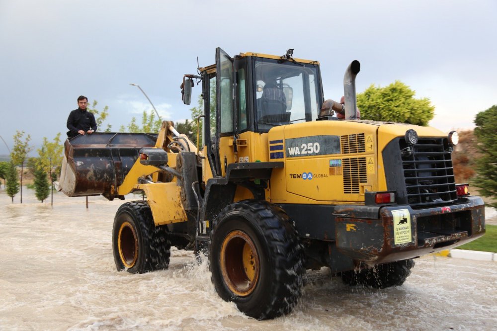KÜTAHYA’DA SEL: 4 FABRİKA VE 4 ARAÇ SULAR ALTINDA KALDI