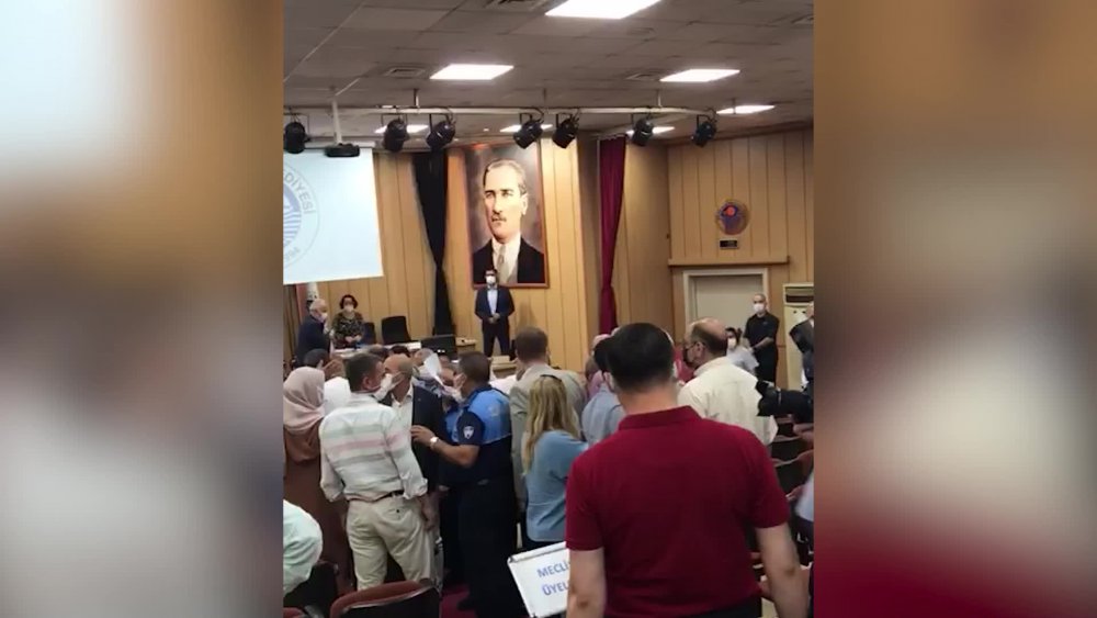 MERSİN’DE AKP’Lİ AKDENİZ BELEDİYESİ’NDE GERGİN ANLAR: MECLİS TATİL EDİLDİ