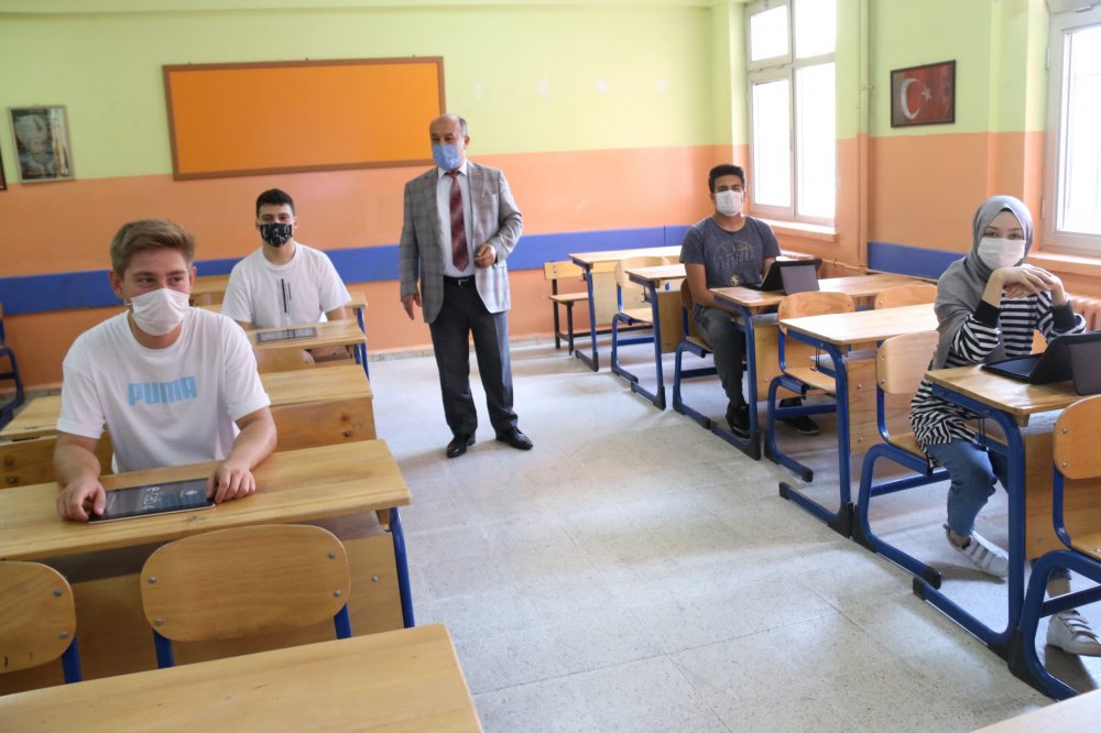 KÜTAHYA'DA LİSE ÖĞRENCİLERİ VE ÖĞRETMENLERİ KARANTİNAYA ALINDI