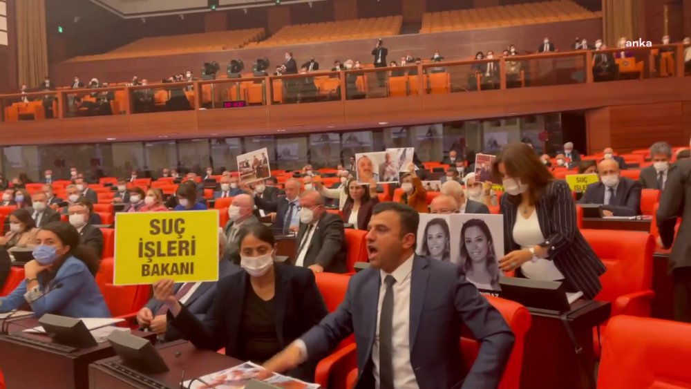 HDP'Lİ MİLLETVEKİLLERİNDEN BAKAN SOYLU'YA DÖVİZLİ PROTESTO