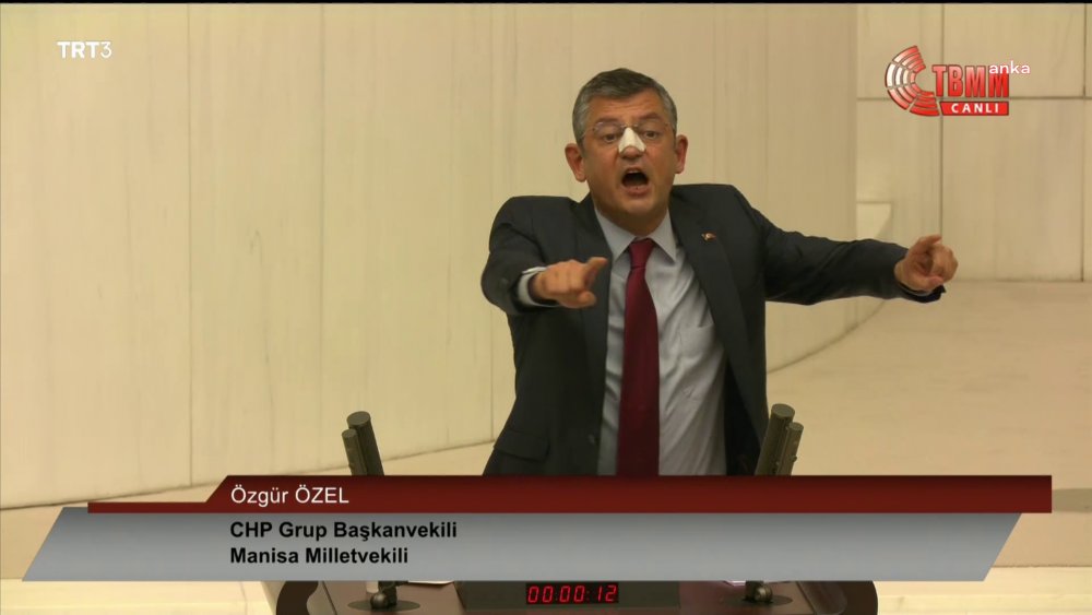 TBMM GENEL KURULU KARIŞTI, AKP’Lİ ÖZALAN CHP’Lİ MİLLETVEKİLLERİNE YUMRUK SAVURDU