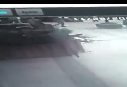 GENÇ KADINA SOKAK ORTASINDA YUMRUK ATAN SURİYELİ KAÇAK SIĞINMACI SERBEST KALDI