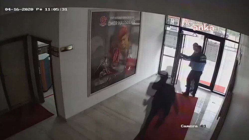 DEFALARCA YUMRUK VE TEKME ATILMIŞ: BİLİRKİŞİ, AKP’Lİ BELEDİYE BAŞKANININ YURTTAŞI DÖVDÜĞÜ ANIN GÖRÜNTÜSÜNÜİNCELEDİ