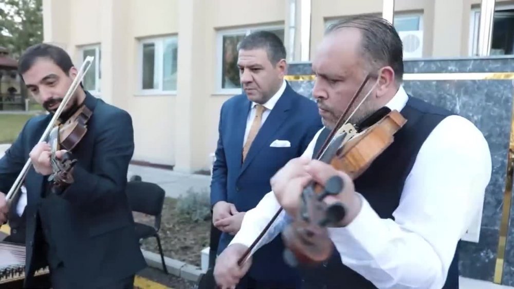 ANKARALI MÜSİZYENLERDEN MANSUR YAVAŞ’A: “YALAN DOLAN BİLMEDİN, DAR GÜNÜMDE GİTMEDİN, SEN BİZİ HİÇÜZMEDİN, SELAM SANA MANSUR BAŞKAN”