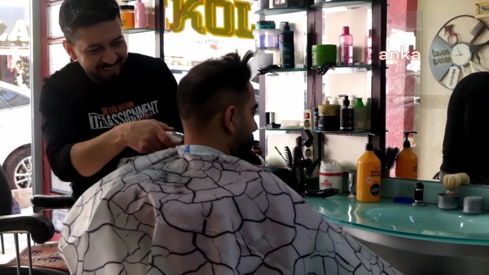 SİİRTLİ BERBER: "MÜŞTERİLER SAZ ÇAL ONDAN SONRA TIRAŞA BAŞLA DİYOR"