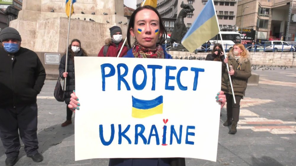 TÜRKİYE’DE YAŞAYAN UKRAYNALILAR VE KIRIM TATARLARI ANKARA’DA, RUSYA’YI PROTESTO ETTİ