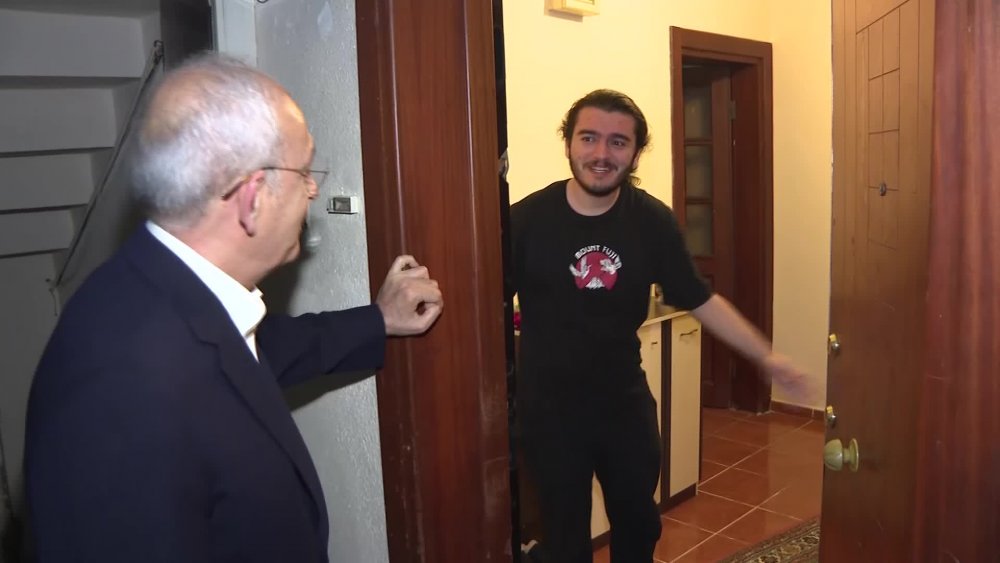 KILIÇDAROĞLU, İSTANBUL’DA YAŞAYAN 3 ÖĞRENCİNİN EVİNE MİSAFİR OLDU: “TÜRKİYE’Yİ SİZLER İNŞA EDECEKSİNİZ”