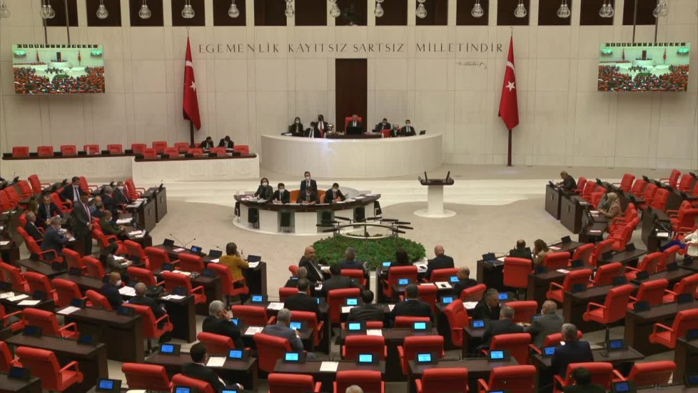 SİBEL ÖZDEMİR, ÖĞRETİM GÖREVLİLERİNE EKSİK ÜCRET ÖDEYEN VAKIF ÜNİVERSİTELERİNİ MECLİS GÜNDEMİNE TAŞIDI