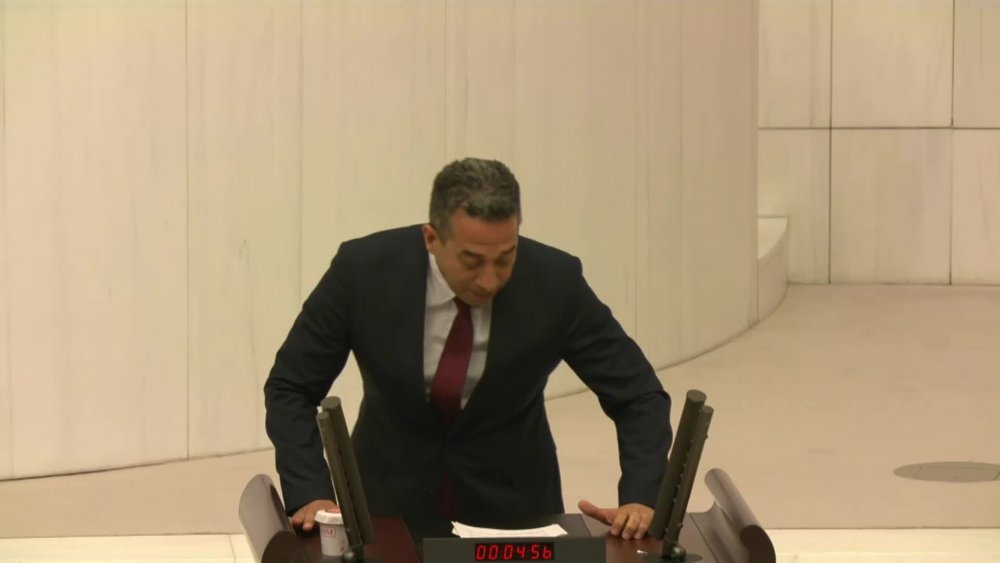 CHP’Lİ BAŞARIR İLE AKP’Lİ ÖZALAN ARASINDA FUTBOL ATIŞMASI: "NEREDE NEYE MÜDAHALE EDECEĞİNİ BİLSEYDİN HIRVATİSTAN’I ELEMİŞTİK"