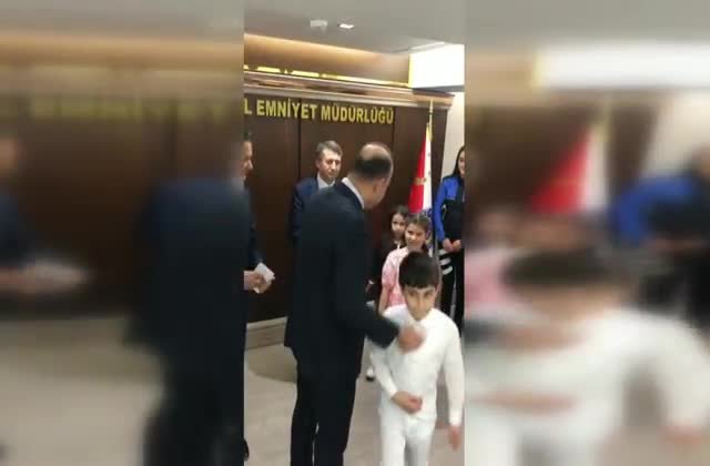 İSTANBUL EMNİYET MÜDÜRÜ’NÜN KOLTUĞUNA OTURAN İLKOKUL ÖĞRENCİSİ AKAR: “ÇOCUKLARIMIZIN SOKAKLARDA ÖZGÜRCE OYUN OYNAMALARINI İSTİYORUZ”