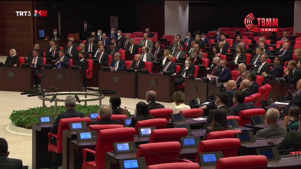 AKP Grup Başkanıİsmet Yılmaz: KARAMSARLAR YAPILMAYANLARI SÖYLEYECEK. BİZLER YAPILANLARI SÖYLEYECEĞİZ. NİHAYETİNDE HAKEM HALKTIR HALKIN GÖZÜ DE TERAZİDİR