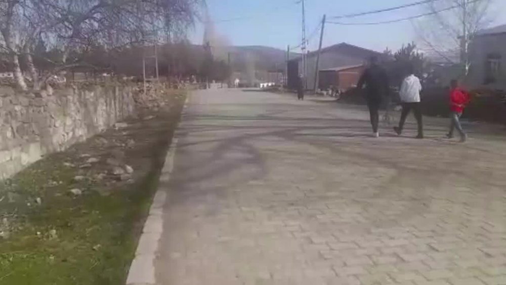 TÜRKİYE'NİN EN UZAK KÖYLERİNDEN ÇAMLIÇATAK'TA ÇOCUKLAR DERTLİ: OKULA 5 KİLOMETRE YÜRÜYORUZ, DÖNÜŞTE TARLA VE AHIRDA AİLEMİZE YARDIM EDİYORUZ