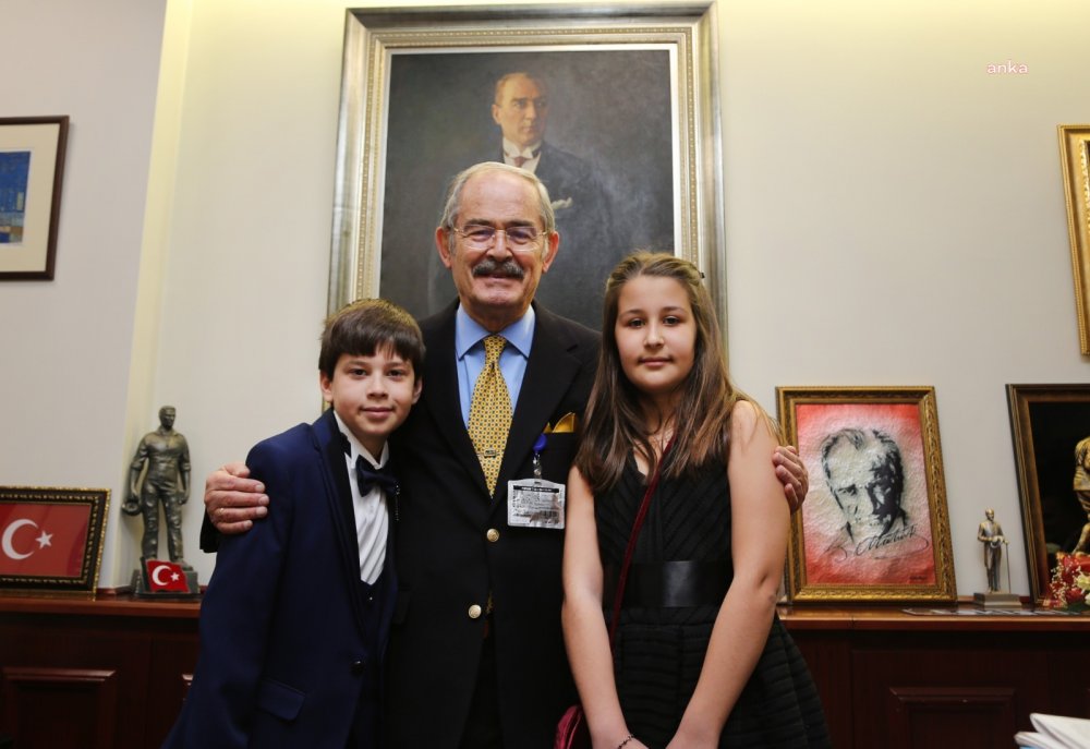 YILMAZ BÜYÜKERŞEN, MAKAMINI ÇOCUK BAŞKANLARA DEVRETTİ