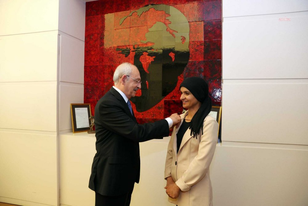 KILIÇDAROĞLU, CHP KADIN KOLLARI'NIN ÜYELİK KAMPANYASINDAKİ 75 BİNİNCİ KADIN ÜYEYE PARTİ ROZETİ TAKTI