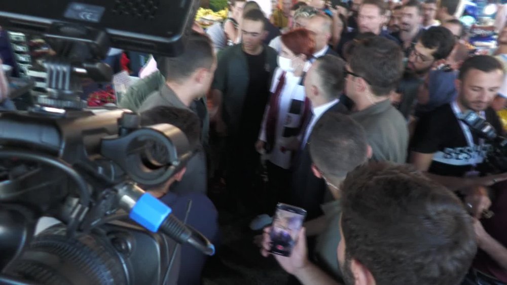 AKŞENER'İN, BEŞİKTAŞ ZİYARETİNDE KARŞILAŞTIĞI ALMAN TURİST: "BİRLİK OLMANIZ LAZIM O ZAMAN GÜÇLÜ VE BAŞARILI OLURSUNUZ"