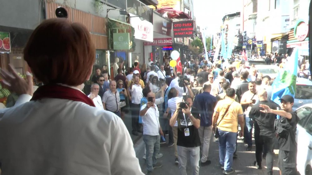 MERAL AKŞENER'E BEŞİKTAŞ FORMASI HEDİYE EDİLDİ