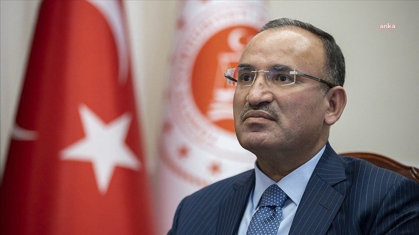 BAKAN BOZDAĞ: İSTANBUL BAŞSAVCILIĞI PATLAMAYLA İLGİLİ ADLİ TAHKİKAT BAŞLATTI. SORUŞTURMANIN ETKİN YÜRÜTÜLMESİİÇİN 8 SAVCI VE 2 BAŞSAVCIVEKİLİ GÖREVLENDİRİLDİ