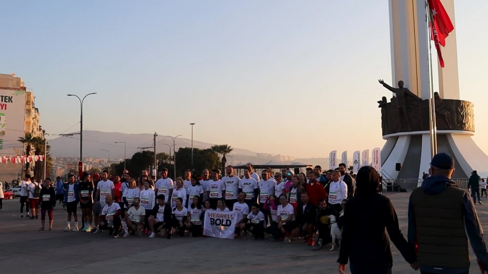 İZMİR KARŞIYAKA'DA 1.700 KİŞİ ATA’DAN ANA’YA KOŞTU