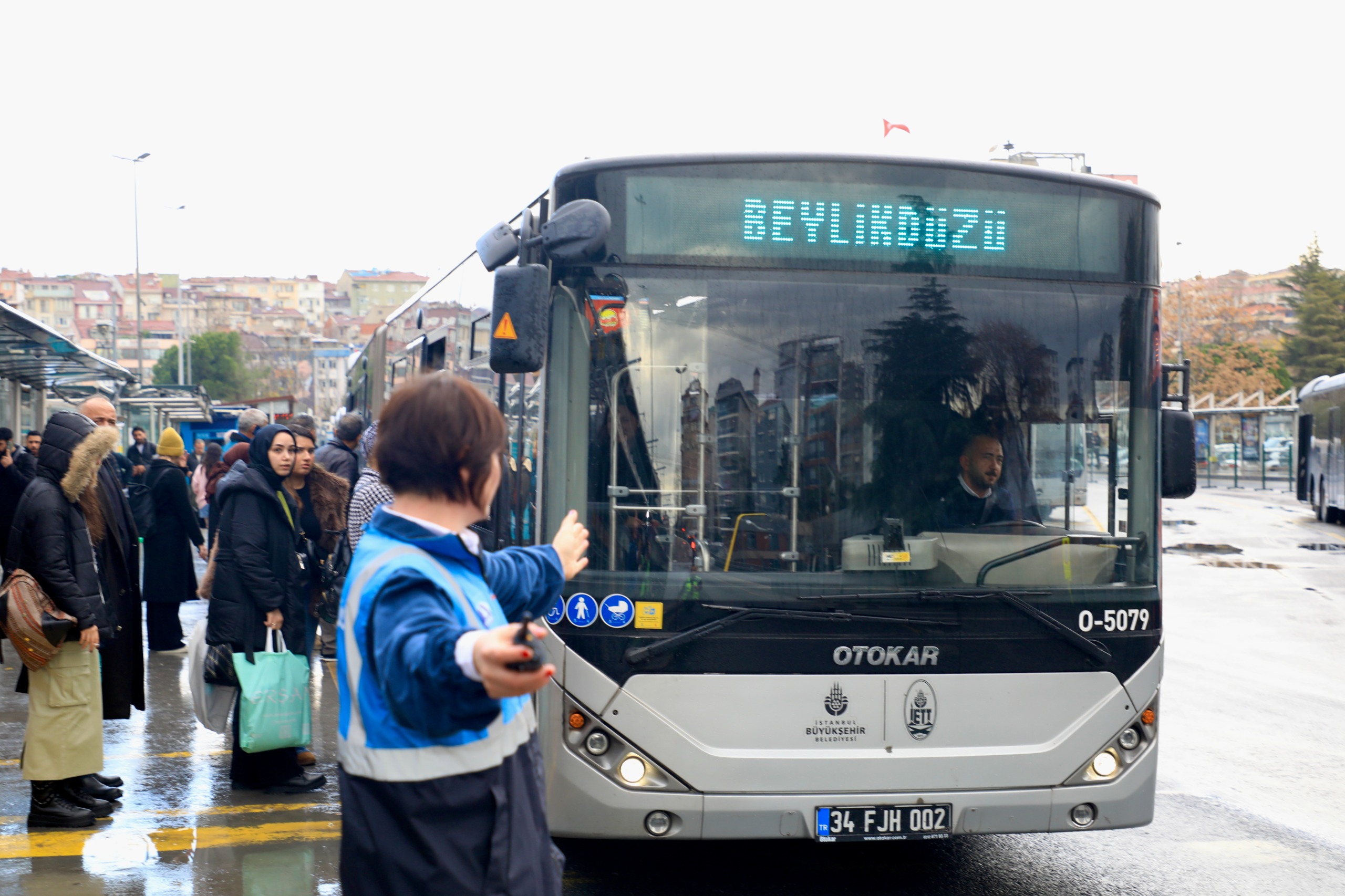 iettde-ilk-kadin-metrobus-denetim-amiri-goreve-basladi-6.jpeg