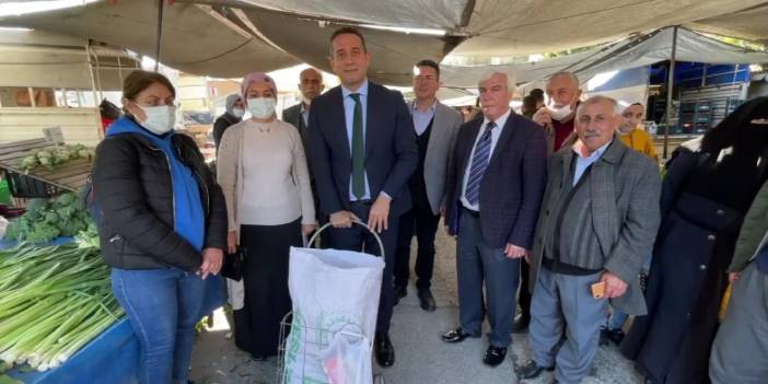 CHP'li Ali Mahir Başarır, vatandaşla beraber 100 TL ile pazara gitti