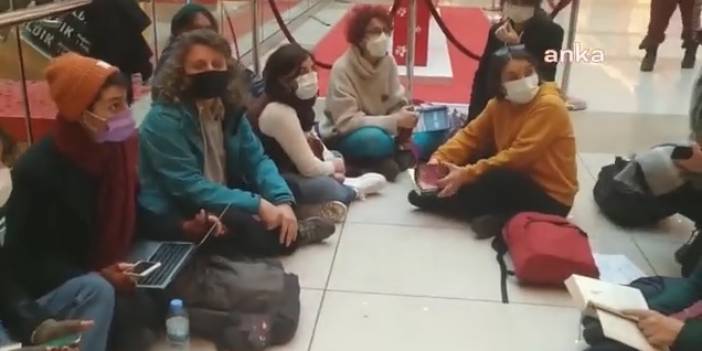 Kadınlar AVM'de oturma eylemi yaptı: Evler soğuk AVM sıcak